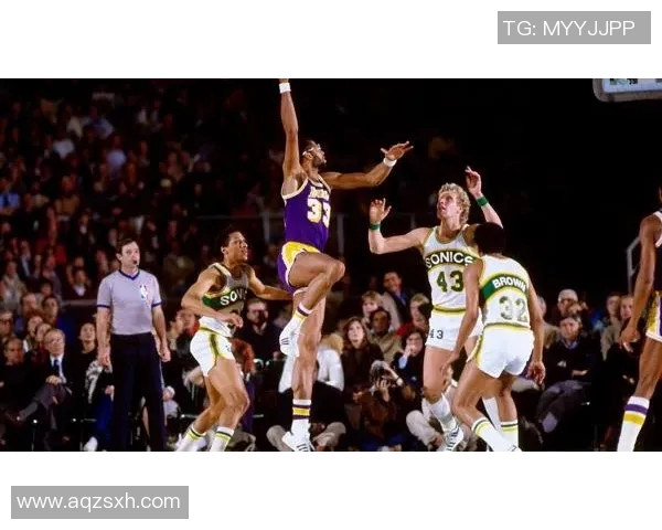 天勾贾巴尔与尤因的传奇对决：篮球历史上的巅峰时刻解析